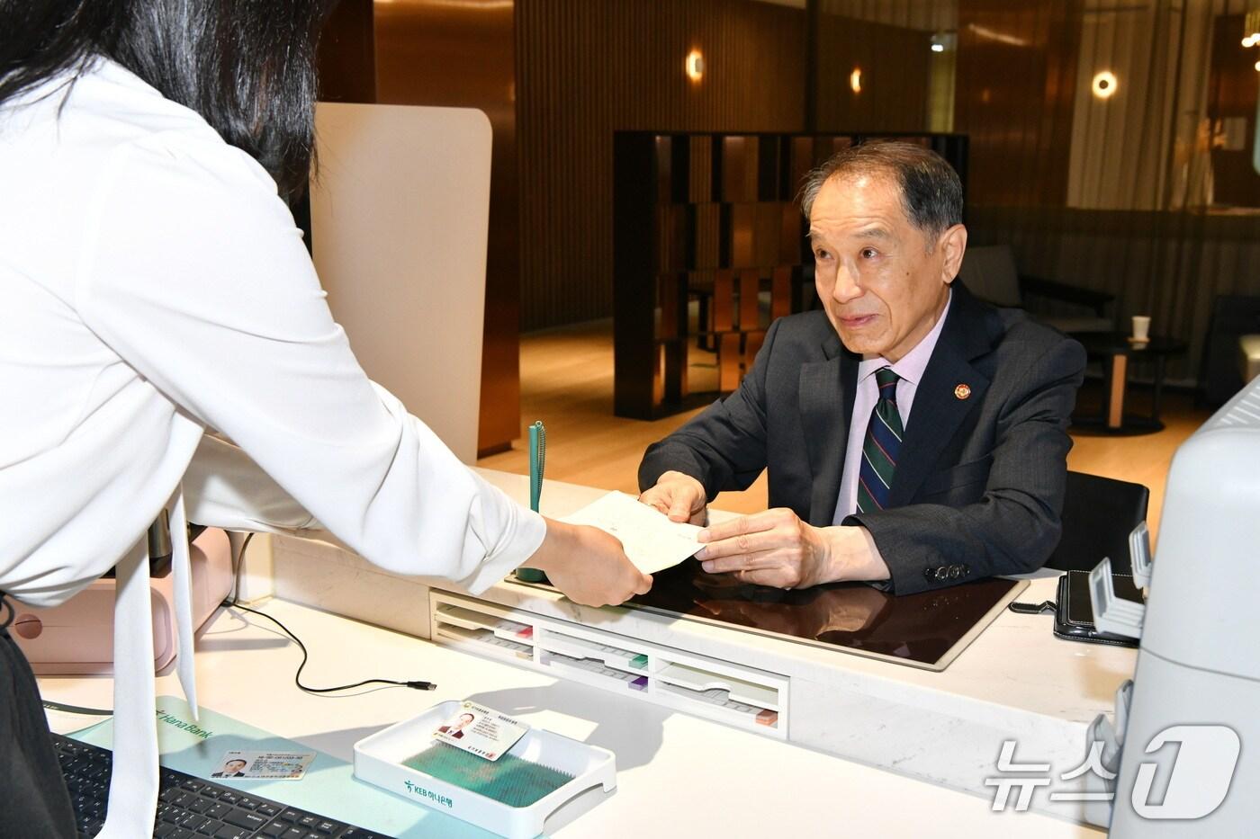 '대한민국만세 80주년 적금'에 첫 가입한  양준영 광복회 대전시지부장(대전보훈청 제공) /뉴스1