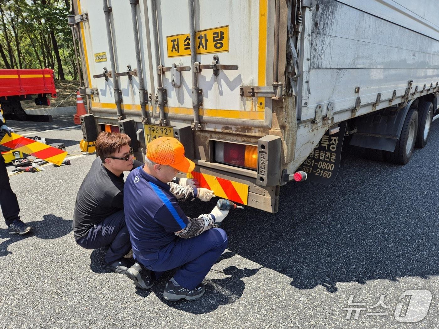 본문 이미지 - 한국도로공사 대전충남본부와 화물단체들이 12일 경부고속도로 신탄진 휴게소에서 '화물차량 안전 Up!' 합동 캠페인을 벌이고 무상점검 서비스를 제공했다. (도로공사 대전충남본부 제공) /뉴스1