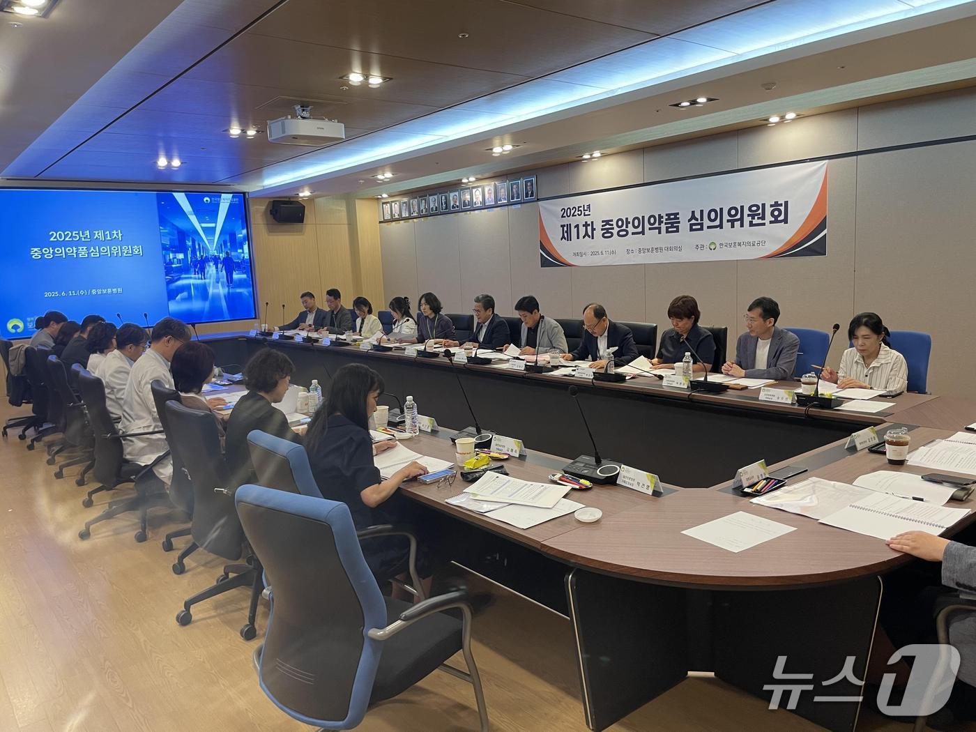 본문 이미지 - 한국보훈복지의료공단이 지난 11일 중앙보훈병원 대회의실에서 '2025년 제1차 중앙의약품심의위원회'를 열고 신규 의약품 35종의 도입을 결정했다. (한국보훈복지의료공단 제공. 재판매 및 DB금지) 2025.6.12/뉴스1
