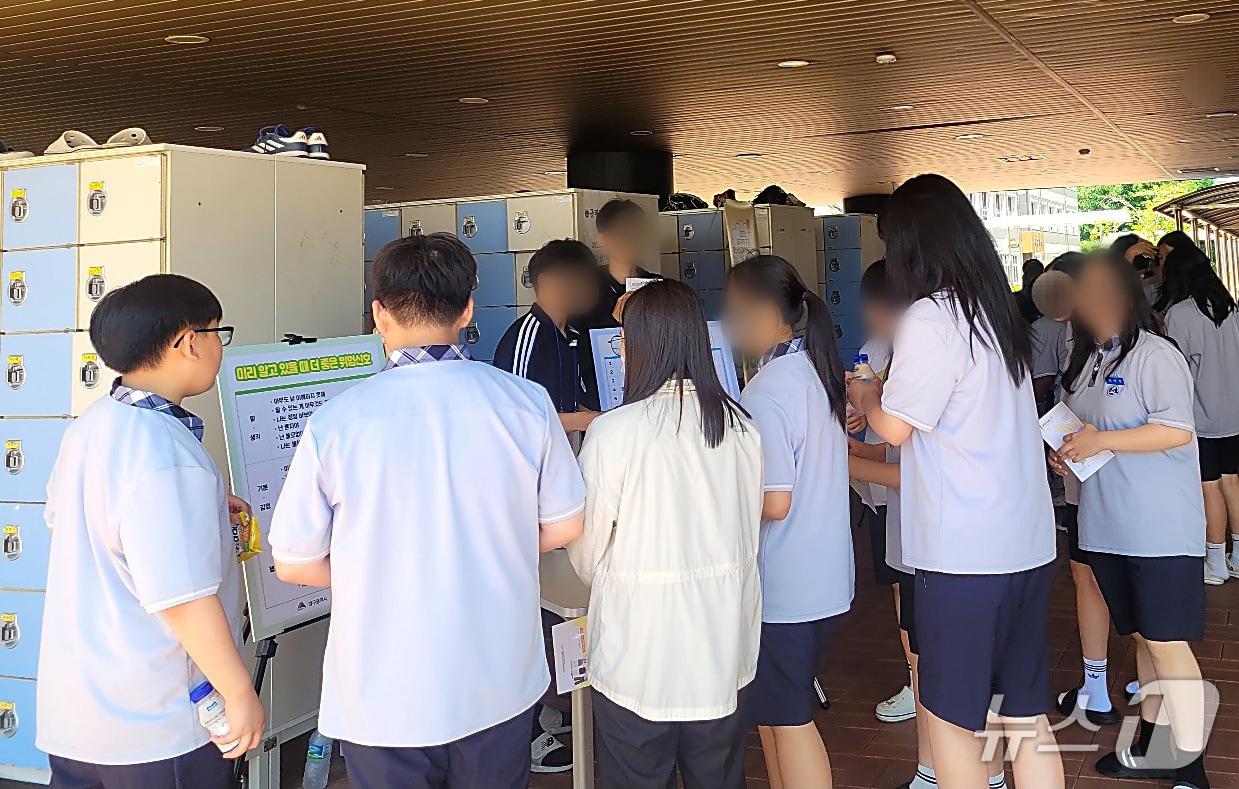 본문 이미지 - 군위군청소년상담복지센터는 군위중·고교에서 '찾아가는 생명존중 캠페인'을 실시했다. (군위군 제공. 재판매 및 DB금지)