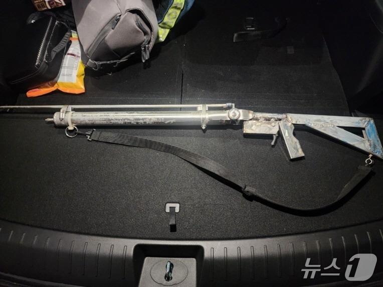 본문 이미지 - 광주출입국·외국인사무소와 국정원, 전남경찰청이 전북 정읍의 한 외국인 숙소에서 압수조치한 사제 공기총.&#40;광주출입국·외국인사무소 제공. 재판매 및 DB 금지&#41; 2025.6.12/뉴스1
