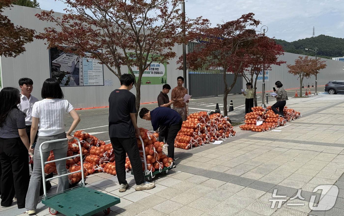 전남도청 공무원 양파사주기 운동.&#40;전남도 제공. 재판매 및 DB금지&#41; 2025.6.12/뉴스1
