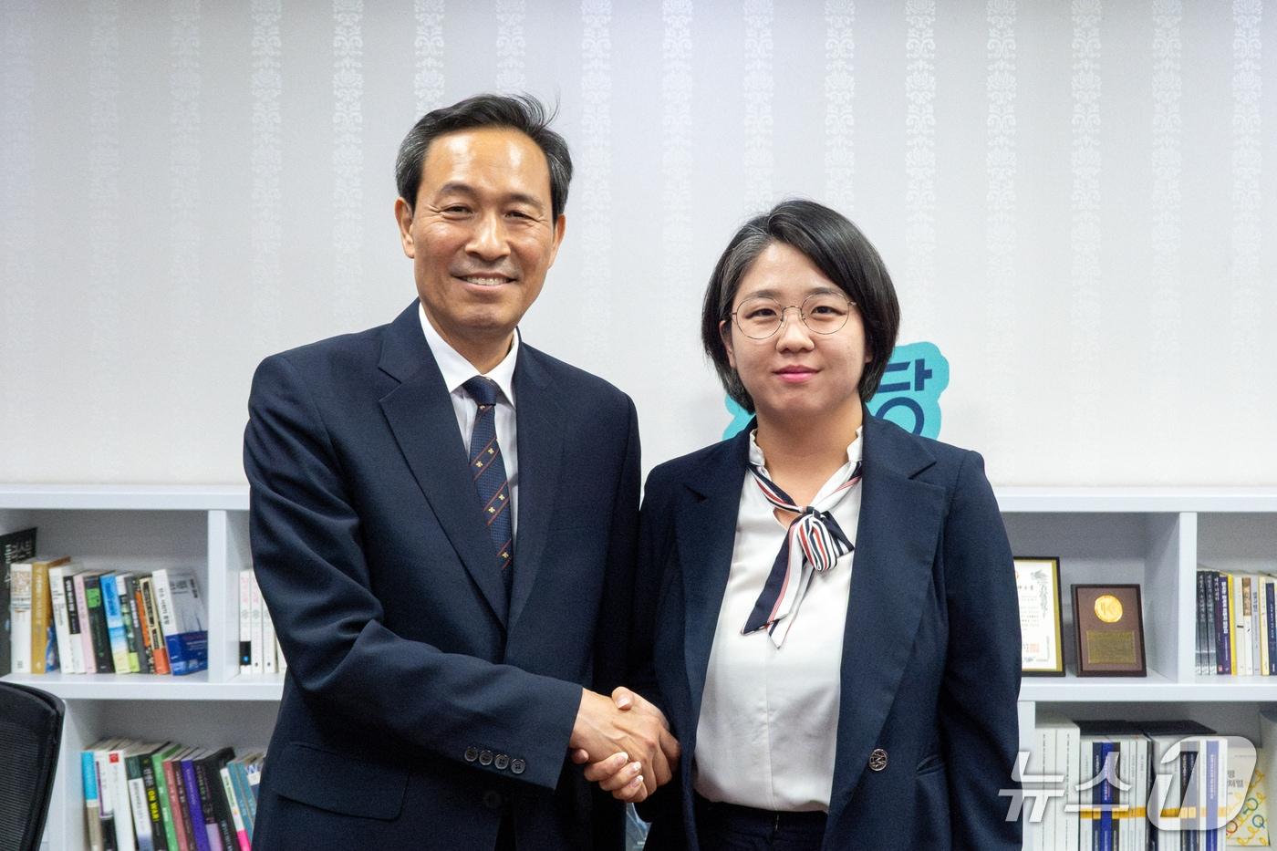 용혜인 기본소득당 대표가 12일 오후 서울 여의도 국회를 찾은 우상호 대통령실 정무수석을 접견하며 악수하고 있다. (기본소득당 제공 재판매 및 DB금지) 2025.6.12/뉴스1