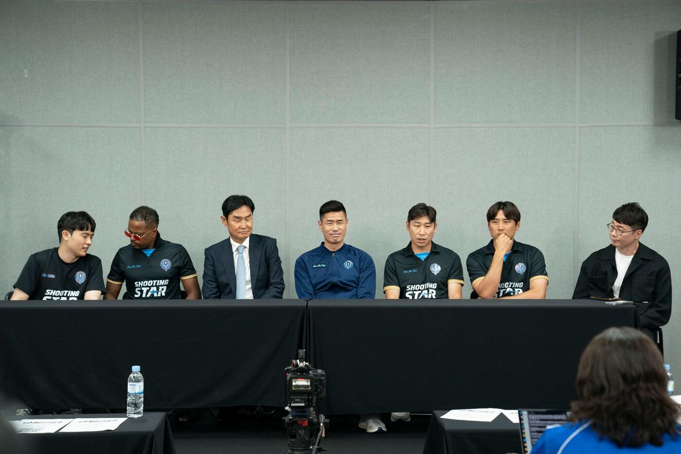 (왼쪽부터) 통역가, 에브라, 최용수 감독, 설기현 수석코치, 이근호, 구자철, 조효진 PD/쿠팡플레이 제공