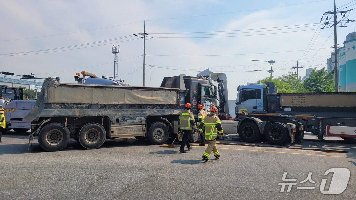 12일 오후 3시 8분쯤 인천 중구 항동의 한 도로에서 우회전을 하던 25톤 덤프트럭 운전석이 열려 운전자인 40대 남성 A 씨가 떨어졌다.(인천소방본부 제공. 재배포 및 DB금지)2025.6.12/뉴스1