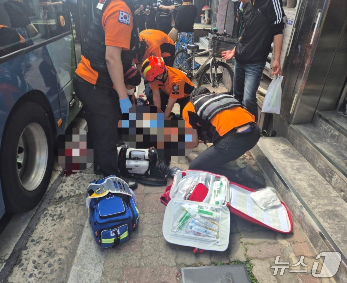 본문 이미지 - 보령 대천동 버스 정류장 사고 현장. (보령소방서 제공, 재판매 및 DB금지) / 뉴스1 