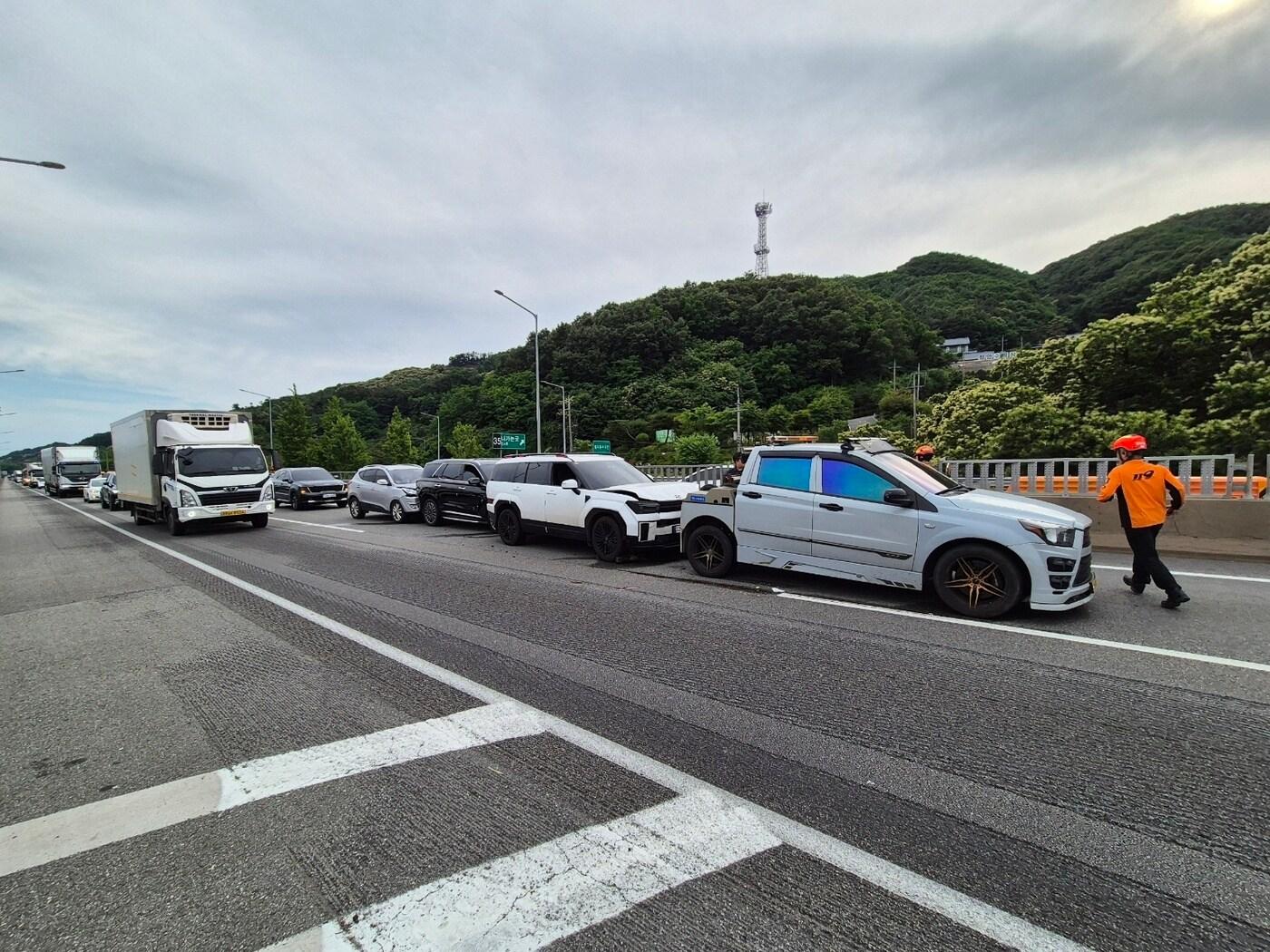 본문 이미지 - 천안논산고속도로 교통사고 현장. (공주소방서 제공, 재판매 및 DB금지) / 뉴스1 