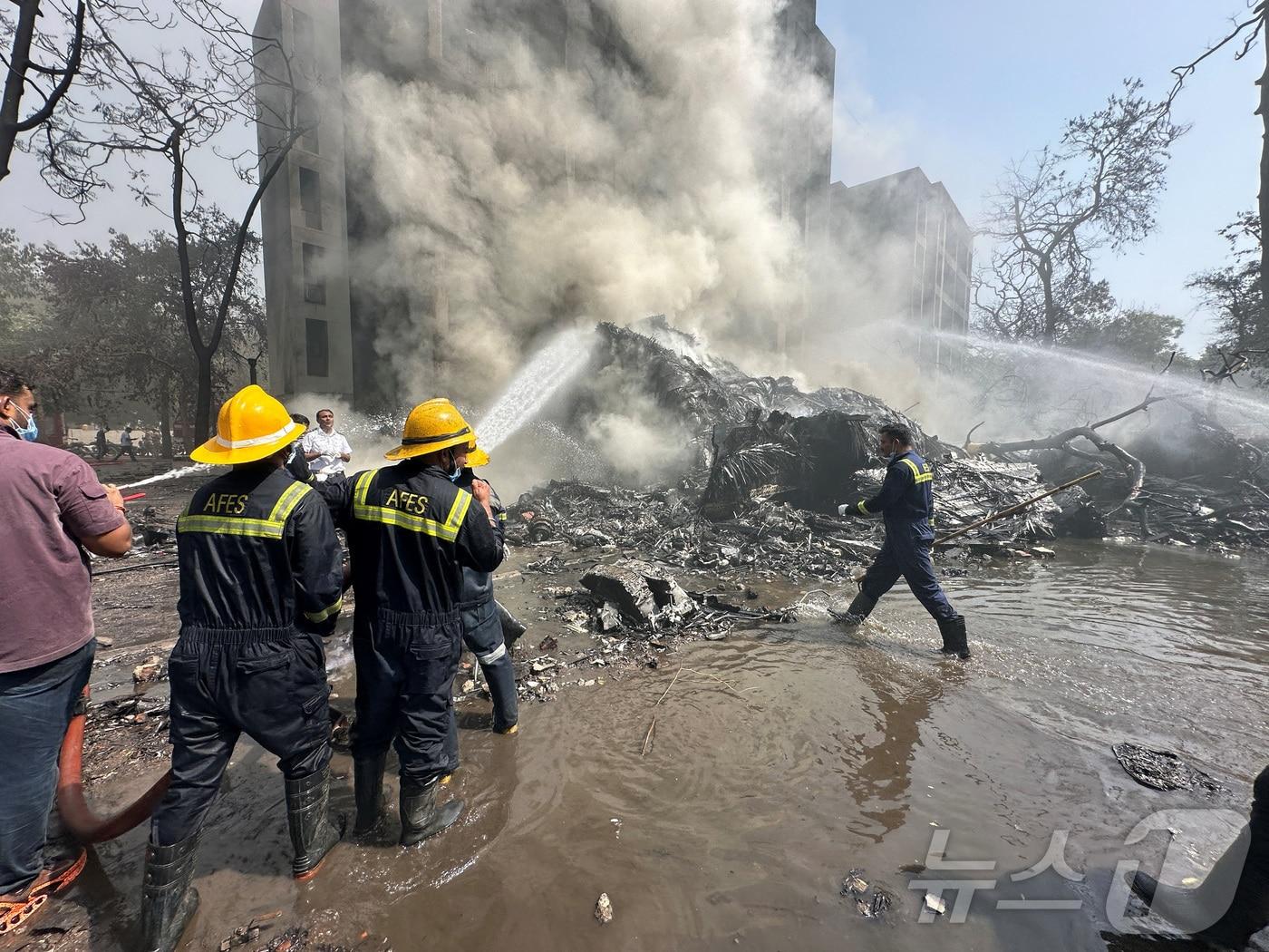 본문 이미지 - 인도 아마다바드의 공항 이륙 후 추락한 에어인디아 여객기.2025.06.12. ⓒ 로이터=뉴스1