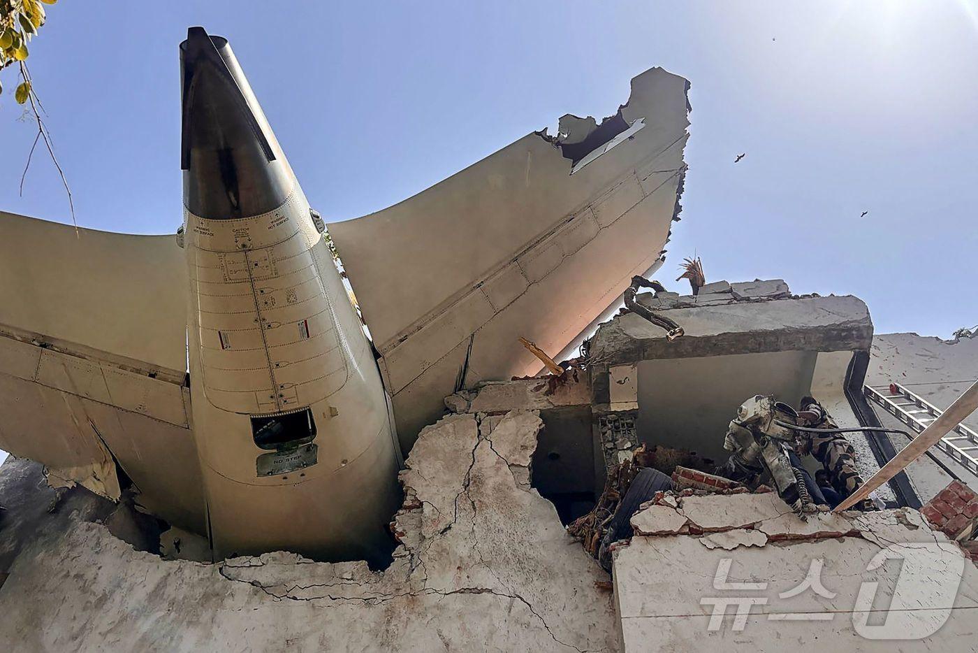 건물에 박힌 사고 에어인디아 꼬리 부분. 공항 보안을 담당하는 인도의 중앙산업보안군(CISF)이 X에 게시한 사진. 2025.06.12. ⓒ AFP=뉴스1