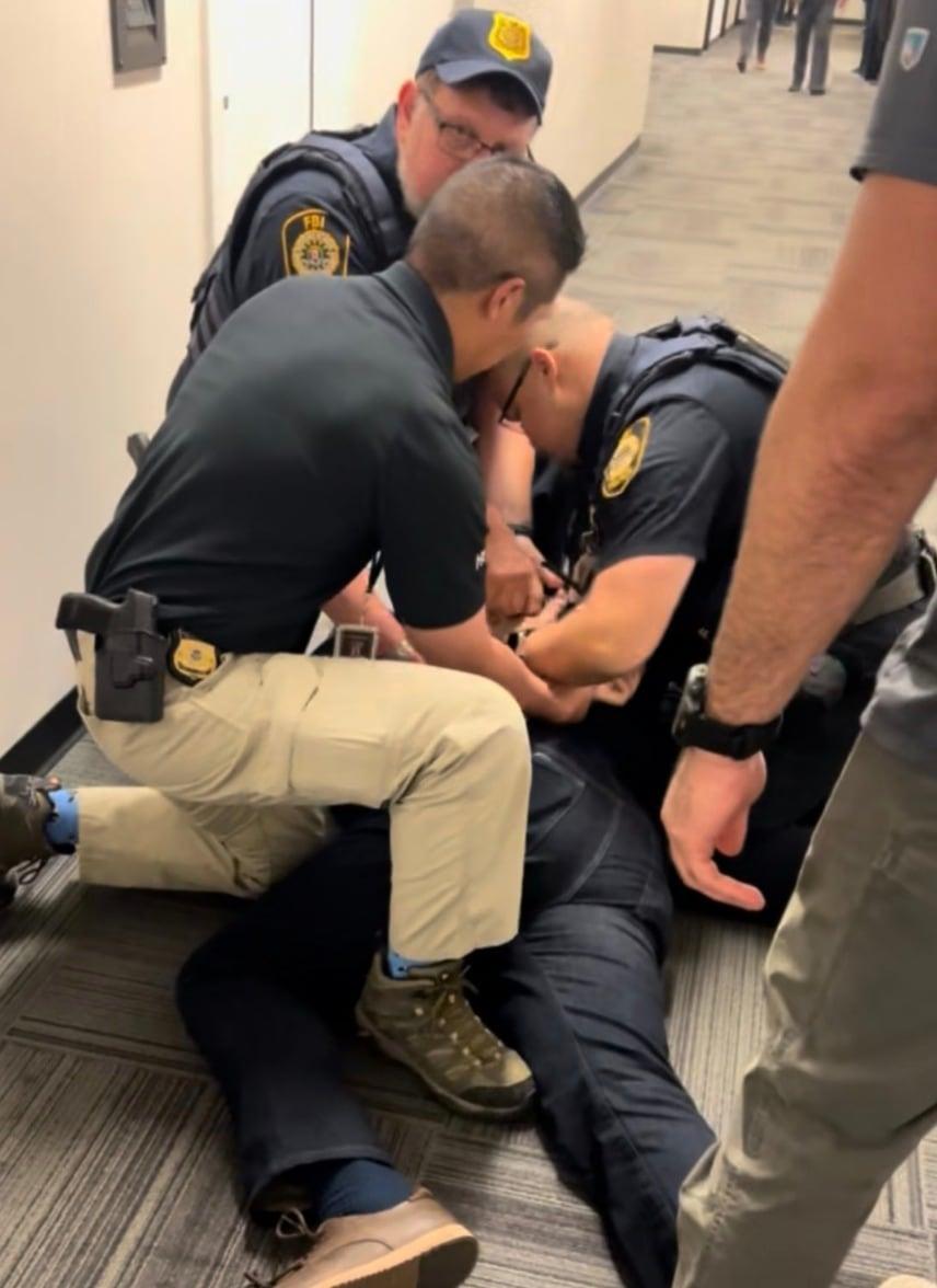 본문 이미지 - 12일(현지시간) 미국 캘리포니아 로스앤젤레스(LA)의 불법 이민 단속 항의 시위와 관련해 기자회견중이던 크리스티 놈 국토안보부 장관에게 질문하는 알렉스 파디야 상원의원에 보안 요원들이 수갑을 채우는 모습. <출처=개빈 뉴섬 캘리포니아 주지사 엑스(X) 계정>