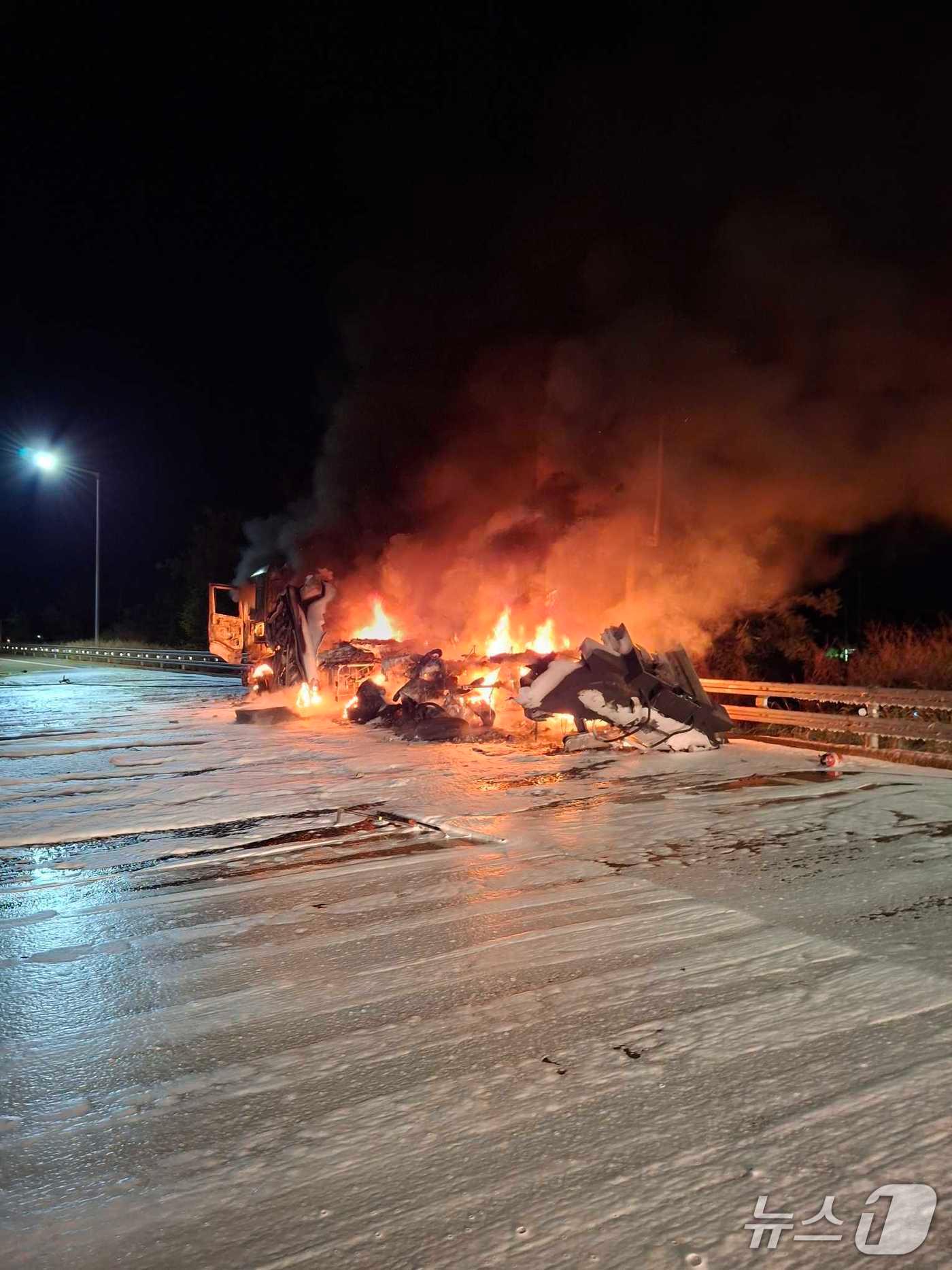 본문 이미지 - 강원 삼척 근덕면 하맹방리 7번 국도 탱크로리 화재 현장.(강원도소방본부 제공, 재판매 및 DB금지)