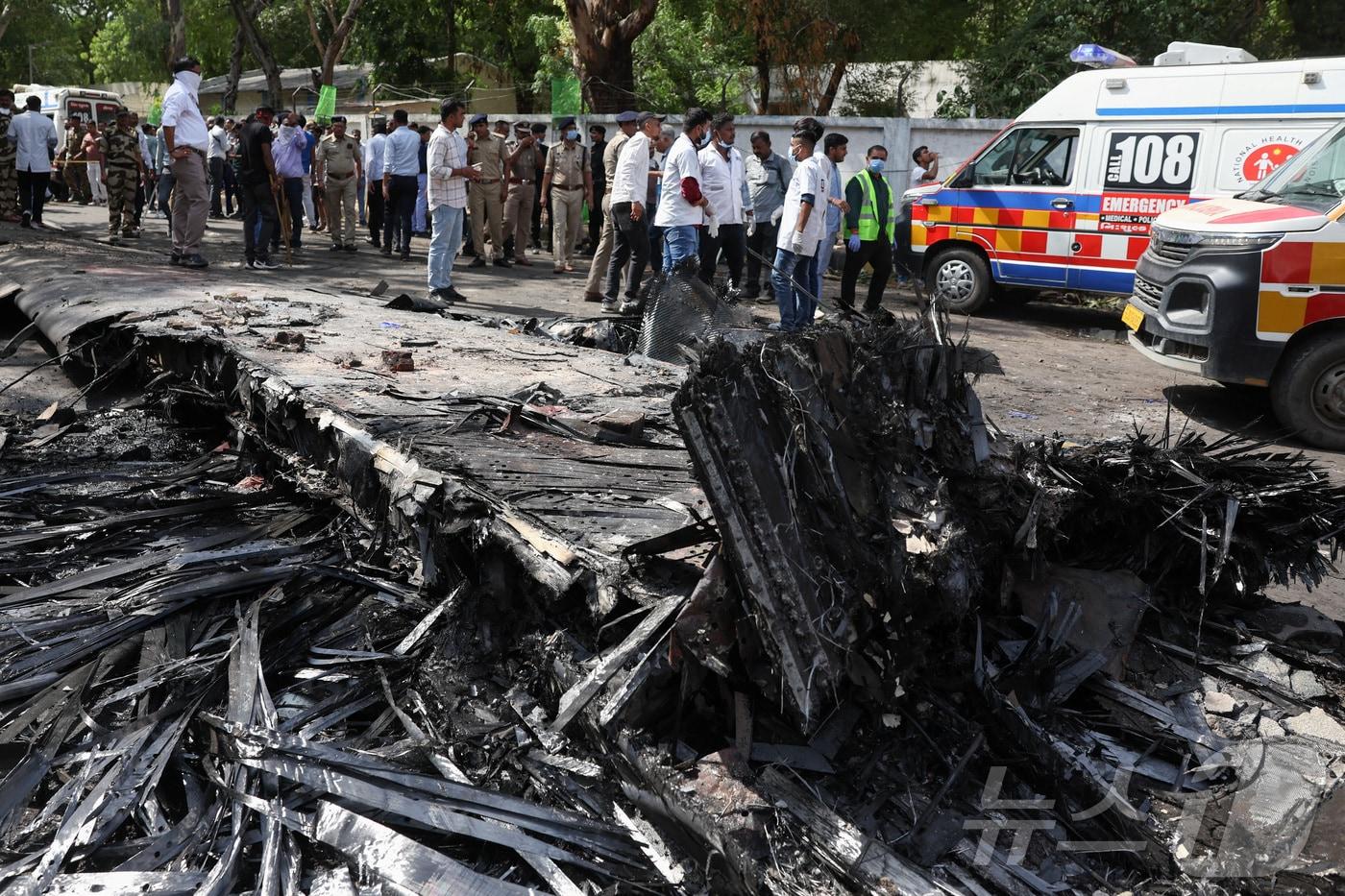 인도 에어인디아 소속 보잉 787드림라이너 여객기가 12일&#40;현지시간&#41; 인도 서부 아메다바드 공항 인근에서 추락했다. 사진은 추락 현장에 모여 있는 인근 주민들. 2025.06.12 ⓒ 로이터=뉴스1 ⓒ News1 최종일 선임기자
