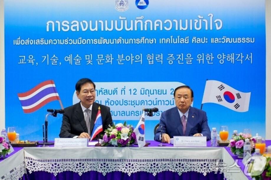 본문 이미지 - 업무협약 체결하는 완차이 총수따나마니 치앙라이시장(왼쪽)과 장종현 백석대 총장.(백석대학교 제공. 재판매 및 DB금지)