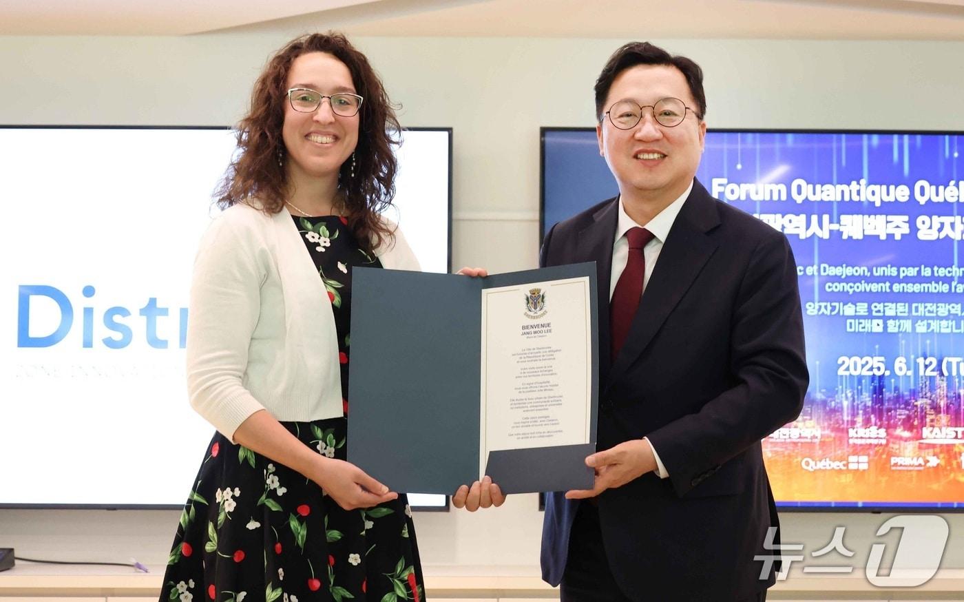 이장우 대전시장이 대전과 퀘벡 간 양자산업 협력을 위한 업무협약(MOU)을 체결하고 있다, (대전시 제공. 재판매 및 DB 금지)./뉴스1