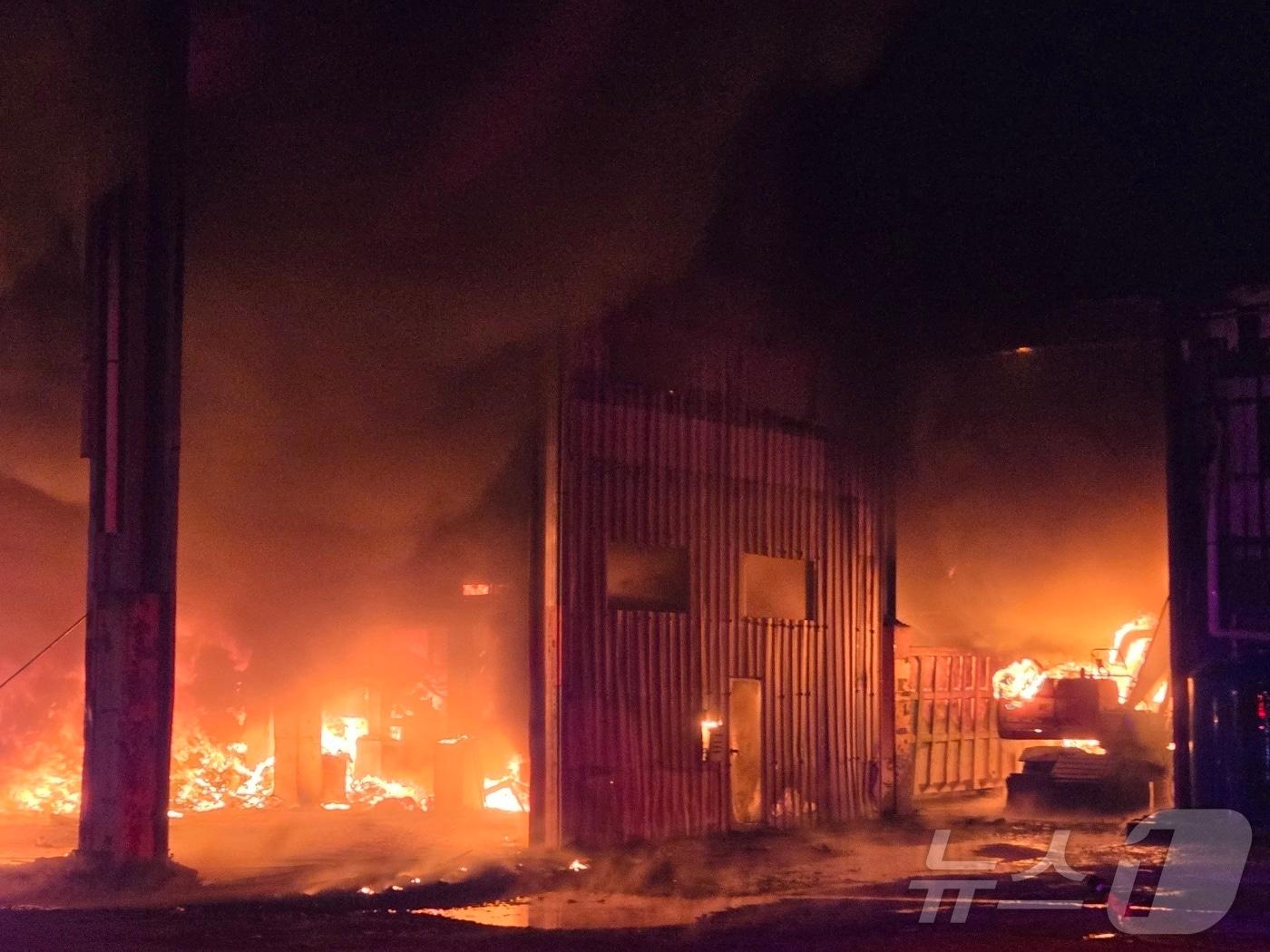 본문 이미지 - 12일 오후 11시 36분쯤 광주 광산구 덕림동의 한 폐기물처리 공장에서 불이 나 당국이 진화작업을 하고 있다. &#40;광산소방 제공. 재판매 및 DB 금지&#41; 2025.6.13/뉴스1 ⓒ News1 이승현 기자