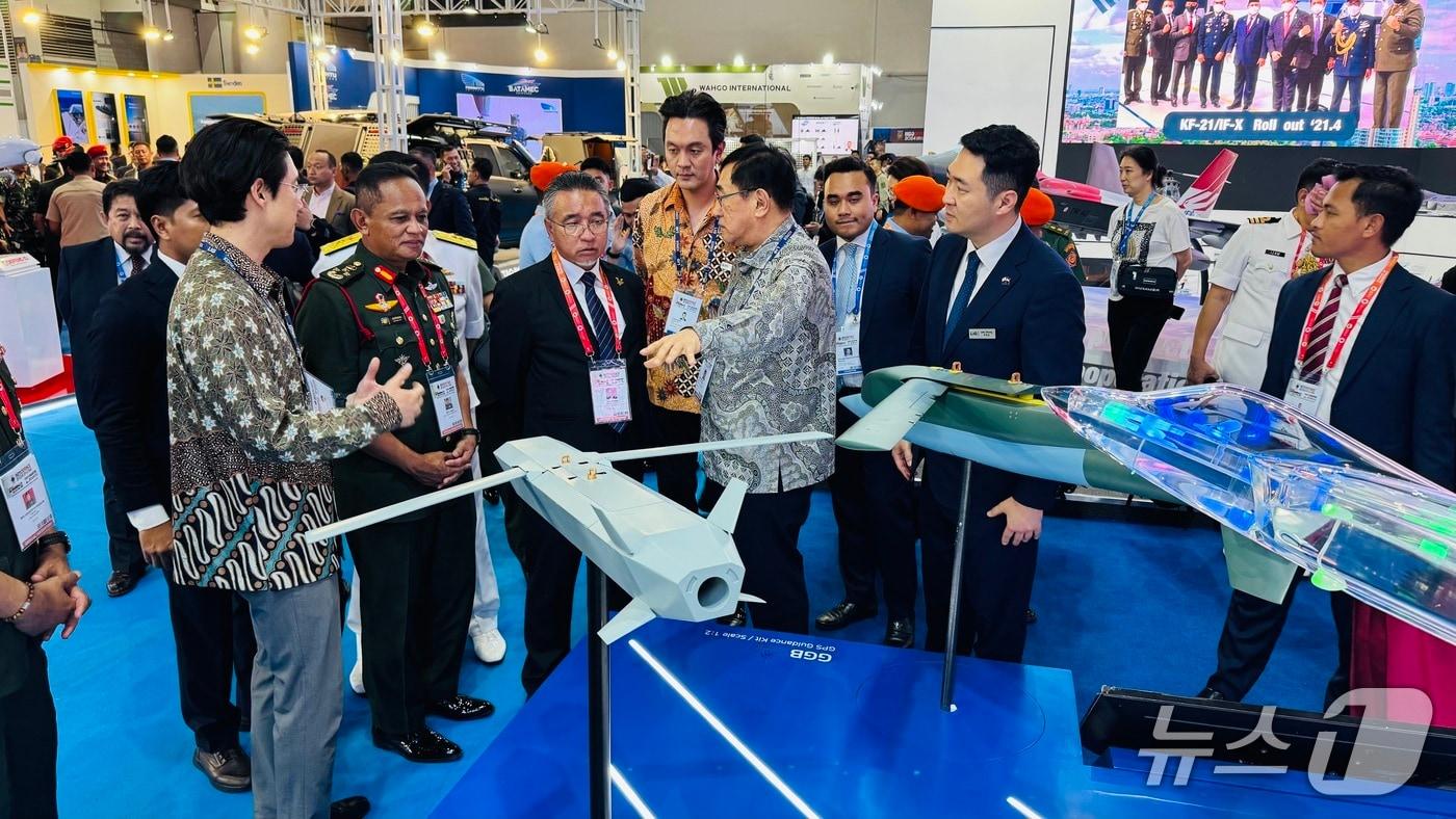 지난 11일(현지시간) 인도네시아 국제 방산전시회에 참석한 군 관계자가 LIG넥스원의 유도무기체계에 대한 설명을 듣고 있다.(LIG넥스원 제공)