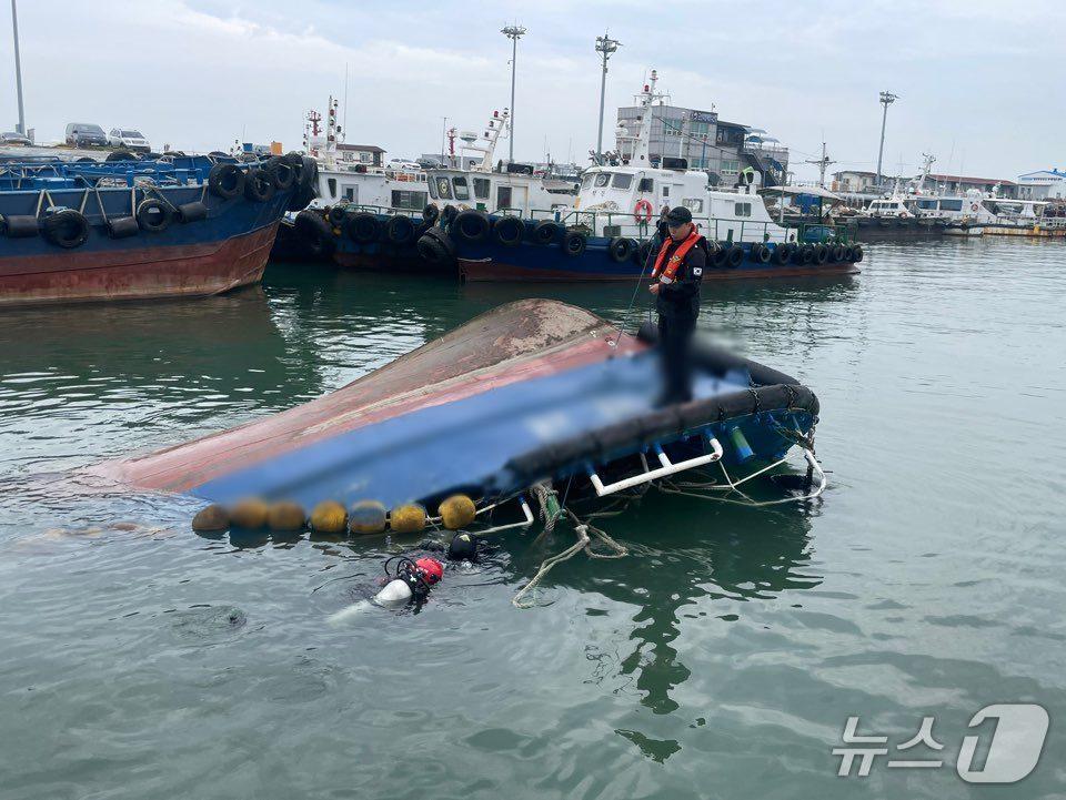 본문 이미지 - 군산해경 구조대원이 전복된 선박의 연료유 환기구인 에어밴트를 봉쇄하기 위해 잠수를 하고 있다.&#40;군산해경 제공, 재판매 및 DB금지&#41;