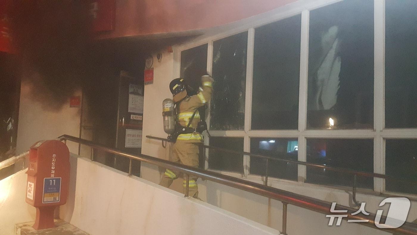지난 12일 밤 제주 추자도우체국에서 화재 사고가 발생했다.&#40;제주도소방안전본부 제공. 재판매 및 DB 금지&#41;