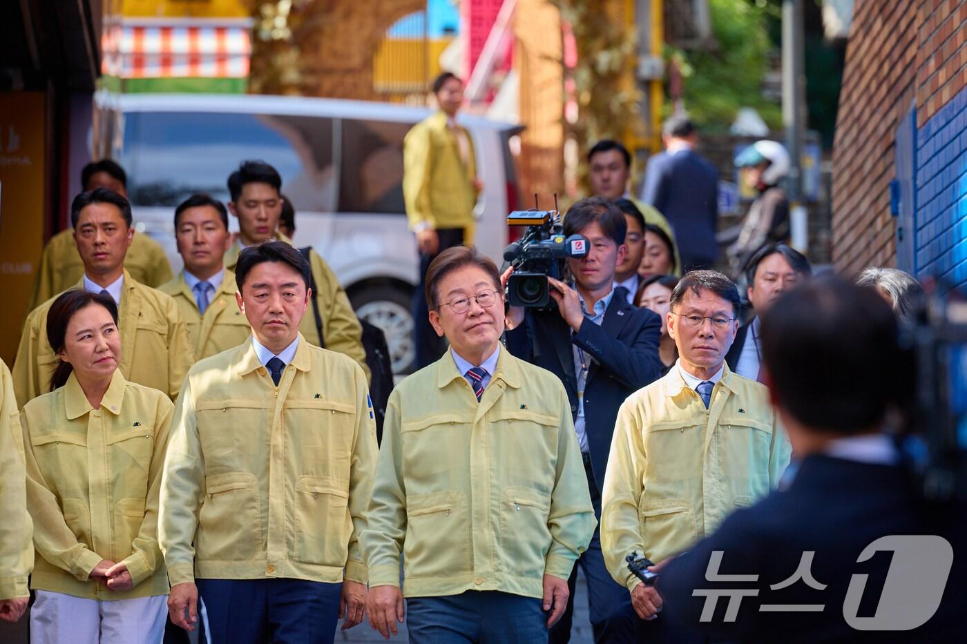 이재명 대통령이 지난 12일 서울 용산구 이태원 참사 현장에 조성된 ‘10·29 기억과 안전의 길’을 방문하고 있다. (이재명 대통령 SNS. 재판매 및 DB 금지) 2025.6.13/뉴스1 ⓒ News1 허경 기자