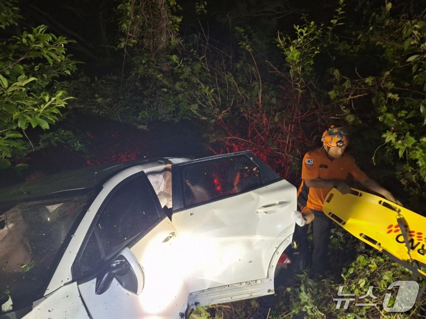 본문 이미지 - 지난 12일 밤 제주 서귀포시 안덕면에서 렌터카가 도로 옆으로 떨어지는 사고가 발생했다.&#40;제주도소방안전본부 제공. 재판매 및 DB 금지&#41;