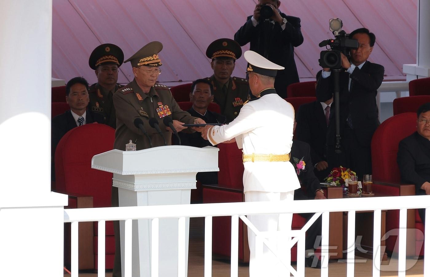 &#40;평양 노동신문=뉴스1&#41; = 지난 6월 구축함 강건호 진수식에서 &#39;함선 등급 및 명명 증서&#39;를 전달하고 있는 노광철 국방상&#40;왼쪽&#41;. [국내에서만 사용가능. 재배포 금지. DB 금지. For Use Only in the Republic of Korea. Redistribution Prohibited] rodongphoto@news1.kr