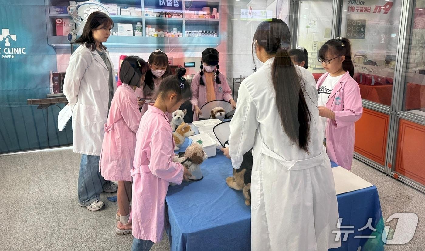 충북 진천군의 교육발전특구 '우리동네 늘봄놀이터' 사업의 하나로 진행한 '찾아가는 키자니아'에서 어린이들이 직업체험을 하고 있다.(진천군 제공, 재판매 및 DB금지)/뉴스1