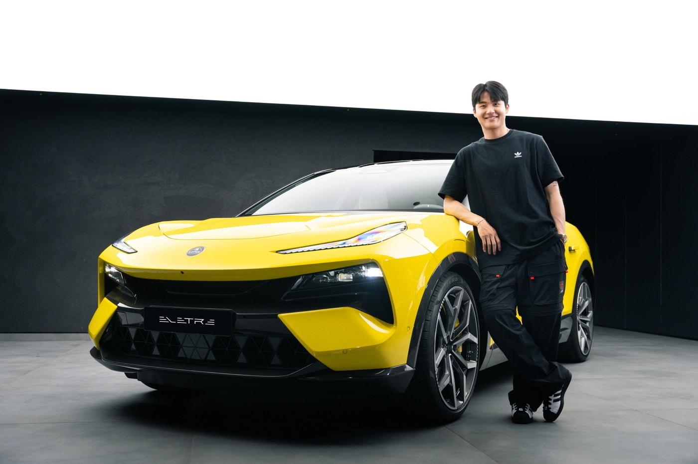 축구 국가대표 수비수인 설영우 선수가 로터스자동차의 고성능 전기 스포츠유틸리티차(SUV) '엘레트라'와 나란히 선 모습<자료사진>(로터스차코리아 제공). 2025.06.13.