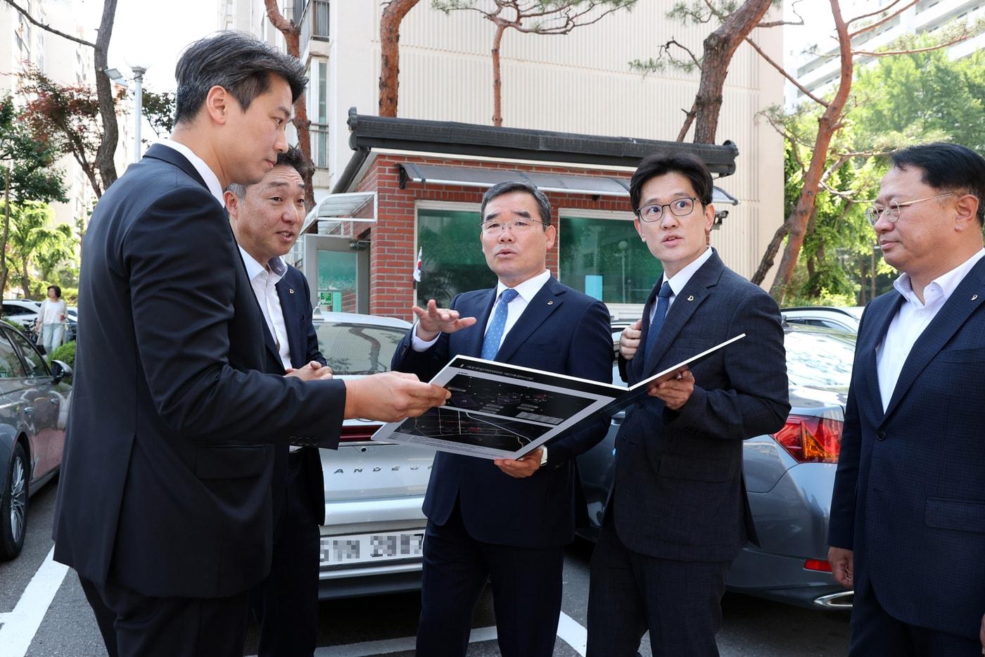 김보현 대우건설 사장&#40;왼쪽에서 3번째&#41;이 12일 서울 강남구 개포우성7차 재건축 사업 현장을 방문하고 있다.&#40;대우건설 제공&#41;