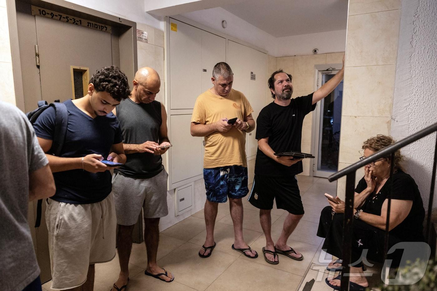 이스라엘 텔아비브에서 사이렌을 듣고 대피소로 모인 이스라엘인들/ 2025.6.13ⓒ 로이터=뉴스1