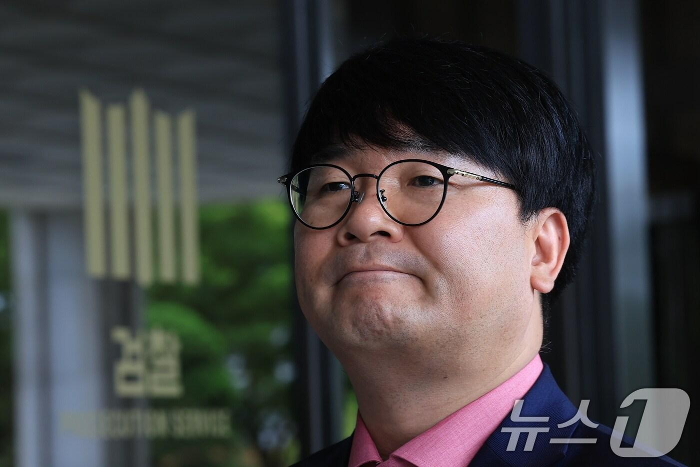 김건희 여사와 제삼자의 대화를 녹음한 혐의를 받는 서울의 소리 이명수 기자가 13일 오전 서울 서초구 서울중앙지검으로 피의자 조사를 받기 위해 도착, 취재진의 질문을 듣고 있다. 2025.6.13/뉴스1 ⓒ News1 박정호 기자