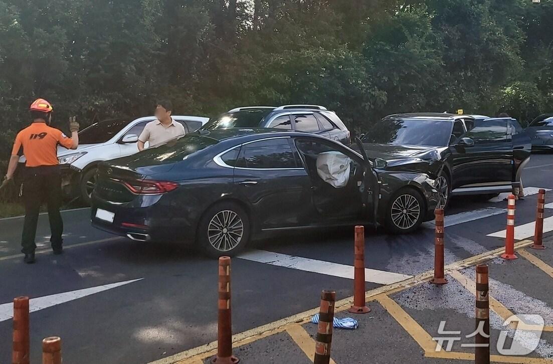 본문 이미지 - 13일 오전 8시21분쯤 제주시 연동 아연로에서 차량 2대가 충돌하는 사고가 발생했다.(제주도소방안전본부 제공. 재판매 및 DB 금지)