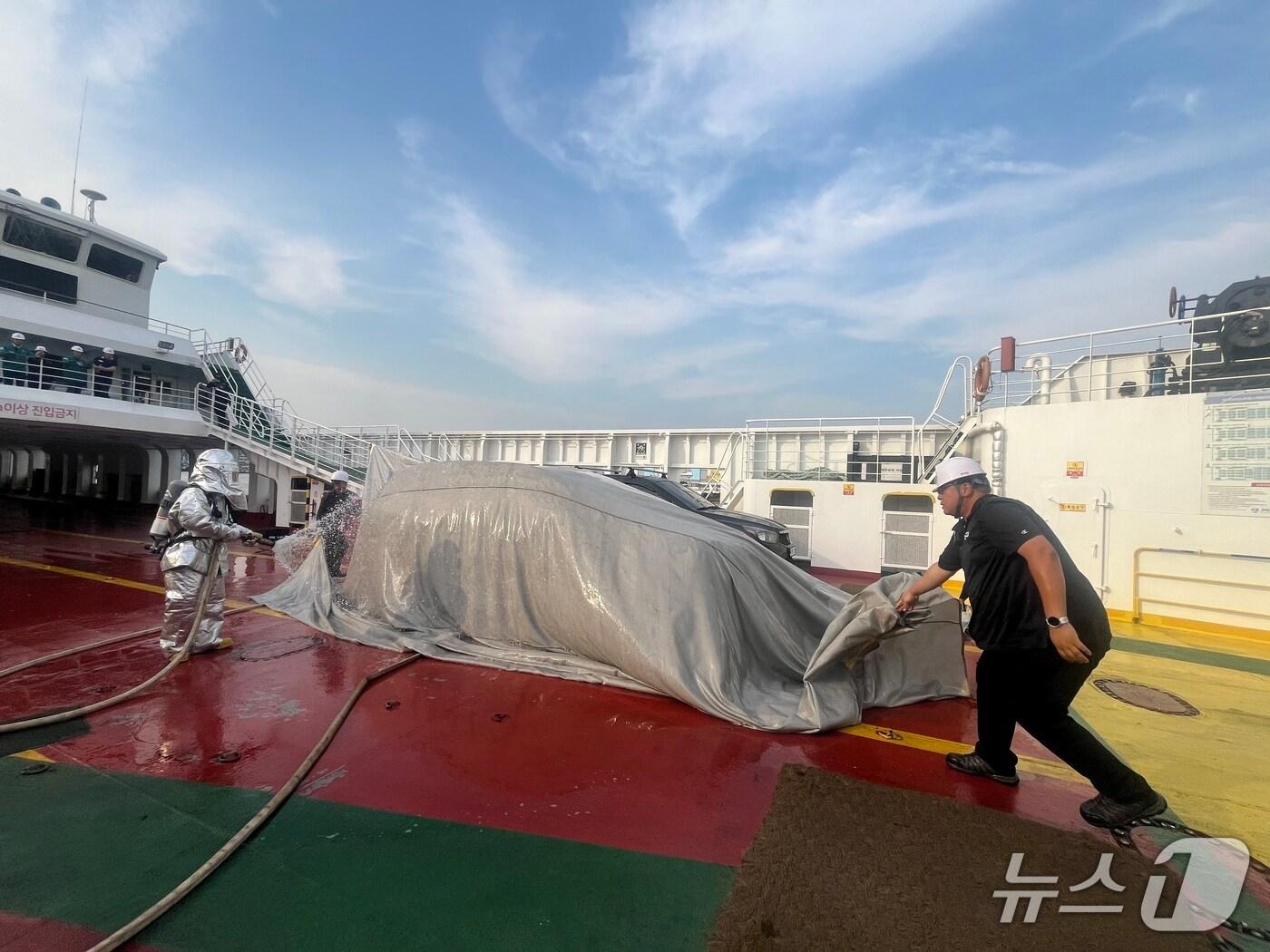 본문 이미지 - 화재훈련(한국해양교통안전공단 인천운항관리센터 제공.재판매 및 DB금지)