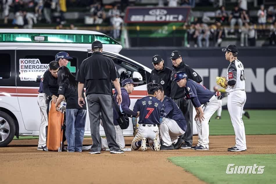 본문 이미지 - 롯데 자이언츠 장두성이 12일 경기 수원케이티위즈파크에서 열린 KT 위즈와의 경기에서 10회초 KT 박영현의 견제구에 옆구리를 맞은 뒤 고통을 호소하고 있다. (롯데 제공)