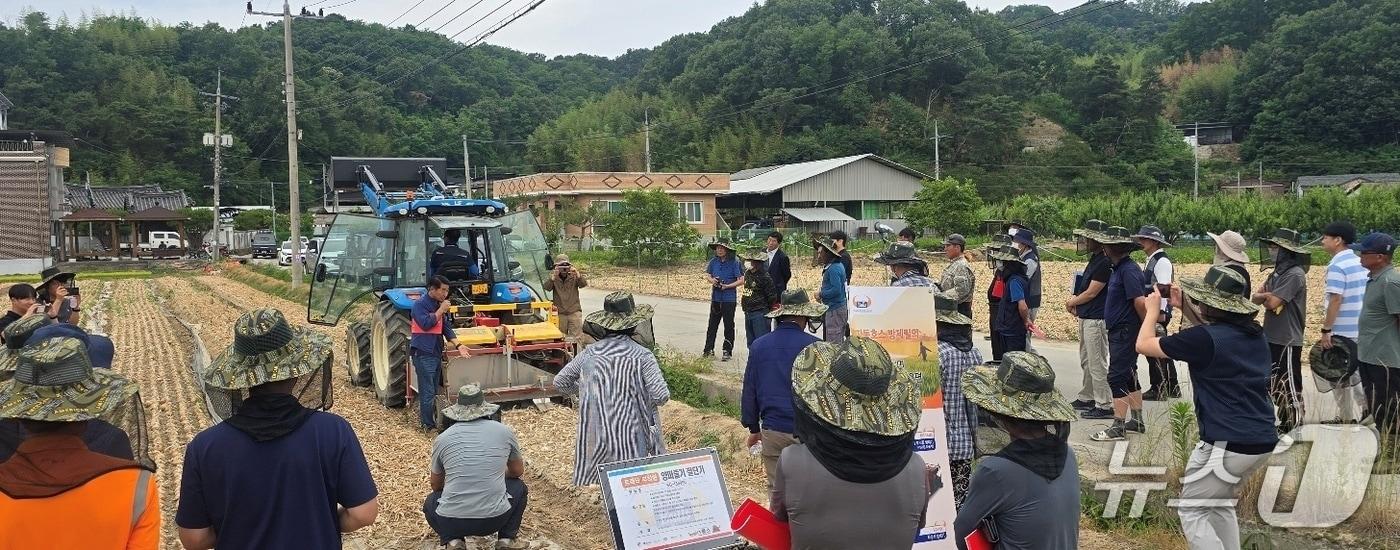 김천시 양파 기계수확 현장 시연회 모습(김천시 제공. 재판매 및 DB금지)/뉴스1