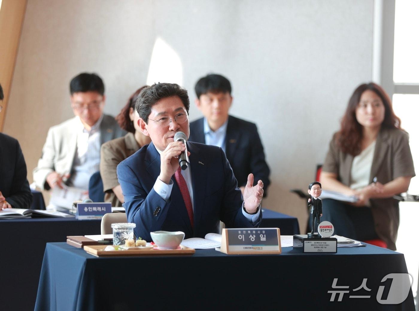 본문 이미지 - 이상일 시장이 지난 12일 화성시에서 열린 '대한민국특례시시장협의회 2025년 상반기 정기회의'에서 '특례시 지원에 관한 특별법'의 신속한 제정에 대한 의견을 이야기하고 있다.(용인시 제공)