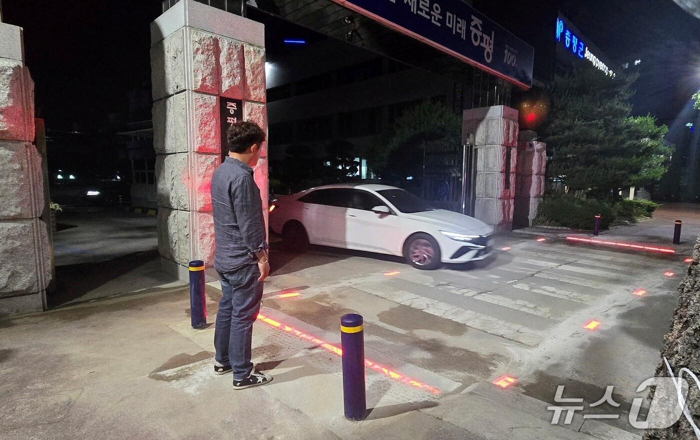 충북 증평군이 군청 정문 출입구에 보행자 안전 강화를 위한 '스마트 바닥 점멸등'을 설치했다.(증평군 제공, 재판매 및 db금지)/뉴스1