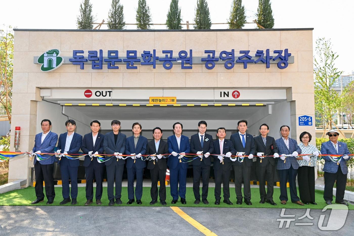 12일 오후 열린 독립문문화공원 공영주차장 개장식에서 이성헌 서대문구청장(왼쪽 여섯 번째) 등 참석자들이 테이프 커팅을 하고 있다. (서대문구청 제공)