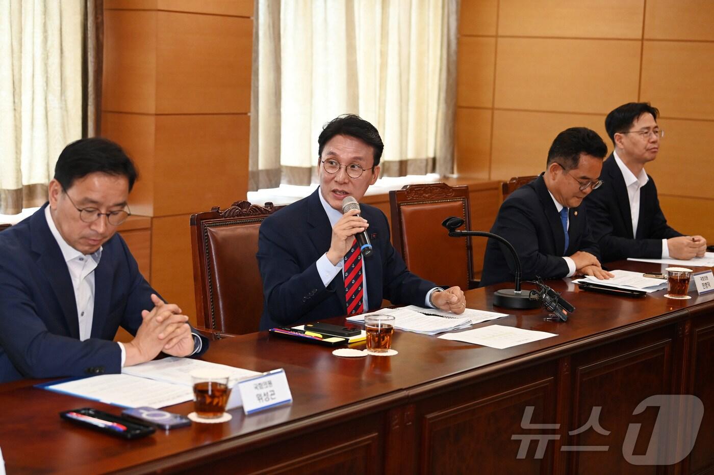 김민석 국무총리 후보자가 13일 오전 서울 종로구 통의동 금융감독연수원에 마련된 청문회 준비단 사무실에서 식품, 외식 업계 관계자들이 참석한 가운데 열린 '밥상물가 안정을 위한 경청 간담회'에서 모두발언을 하고 있다. (공동취재) 2025.6.13/뉴스1 ⓒ News1 임세영 기자