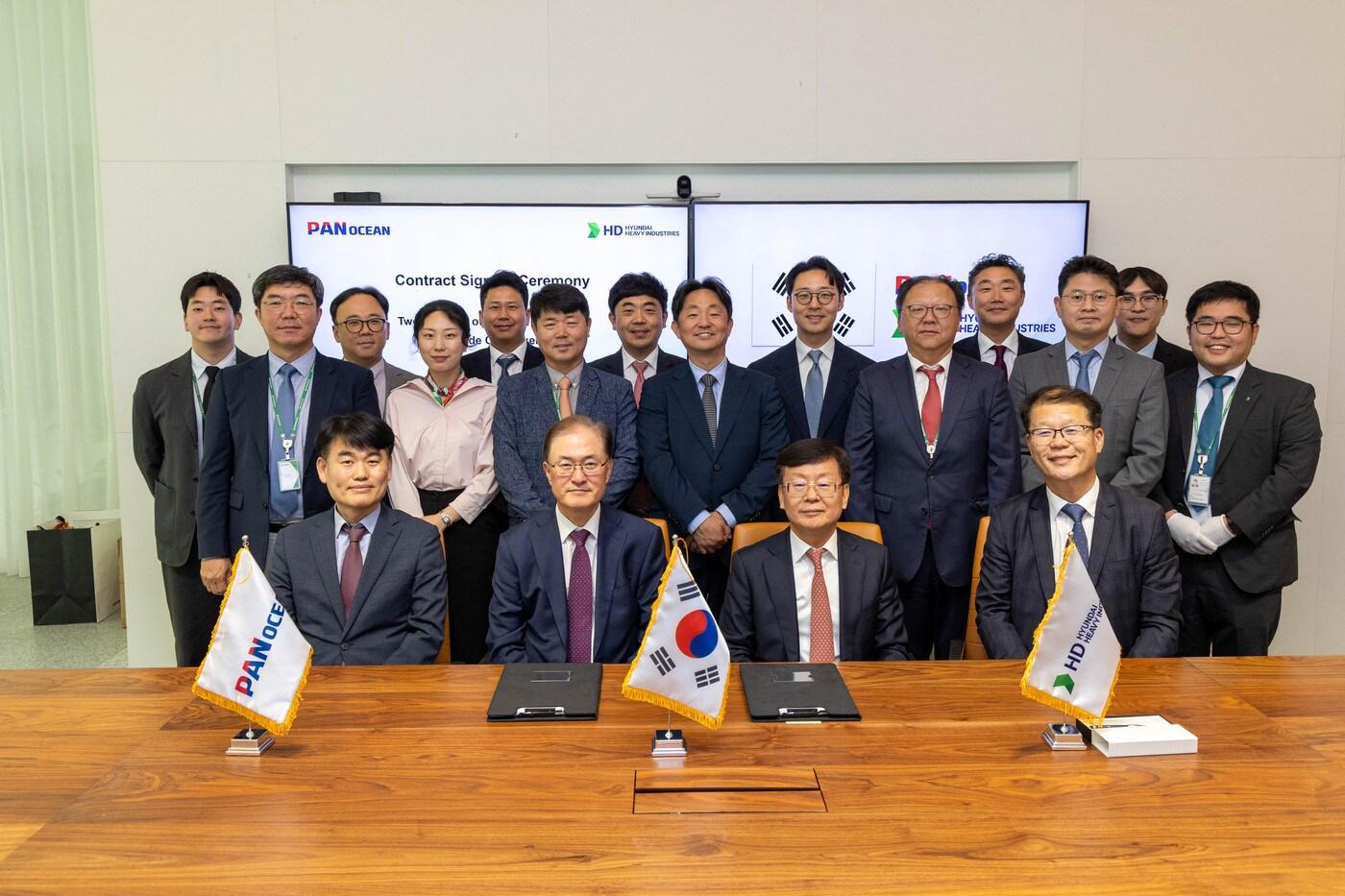 앞줄 왼쪽 두번째부터 안중호 팬오션 사장, 박승용 HD현대중공업 사장(팬오션 제공)