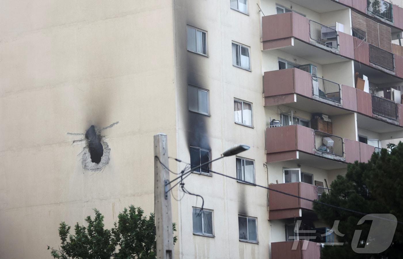 이스라엘이 13일&#40;현지시간&#41; 새벽, 이란 핵프로그램 및 군사 시설에 선제 타격을 벌인 가운데 테헤란의 한 건물 벽에 구멍이 생겼다. 2025.06.13 ⓒ 로이터=뉴스1 ⓒ News1 최종일 선임기자