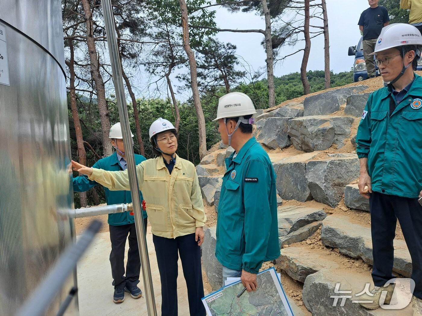 본문 이미지 - 이미라 산림청 차장이 13일 장태산 임도 사업장을 찾아 현장 점검을 하고 있다. (산림청 제공.재판매 및 DB 금지)/뉴스1