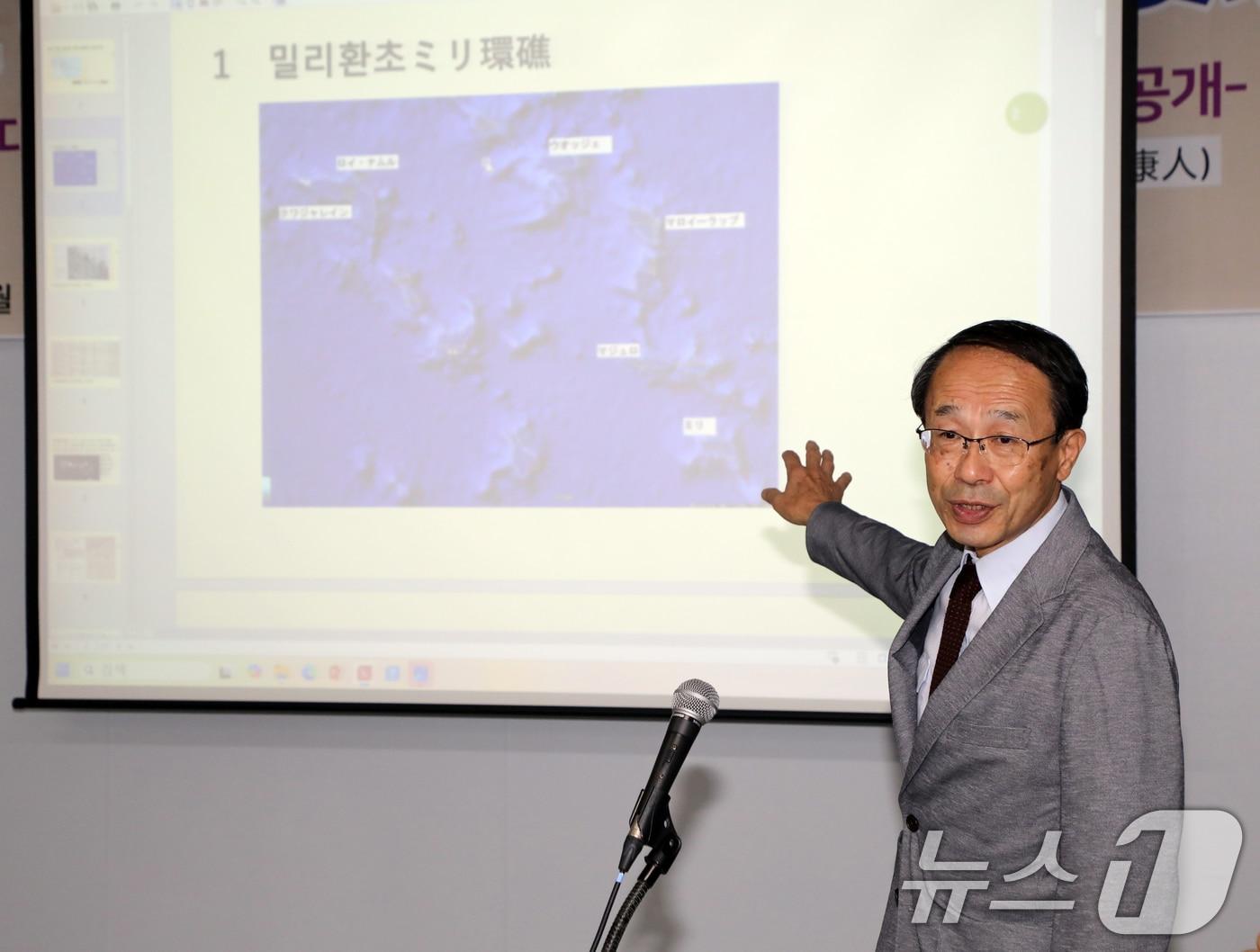 본문 이미지 - 사단법인 일제강제동원 시민모임이 13일 광주시의회에서 '밀리환초 강제동원 명단 공개' 기자회견을 개최하고 있다. 이날 기자회견은 일본 강제동원 연구자이자 사학자인 다케우치 야스토(竹内康人) 씨가 진행했다. 2025.6.13/뉴스1 ⓒ News1 이수민 기자