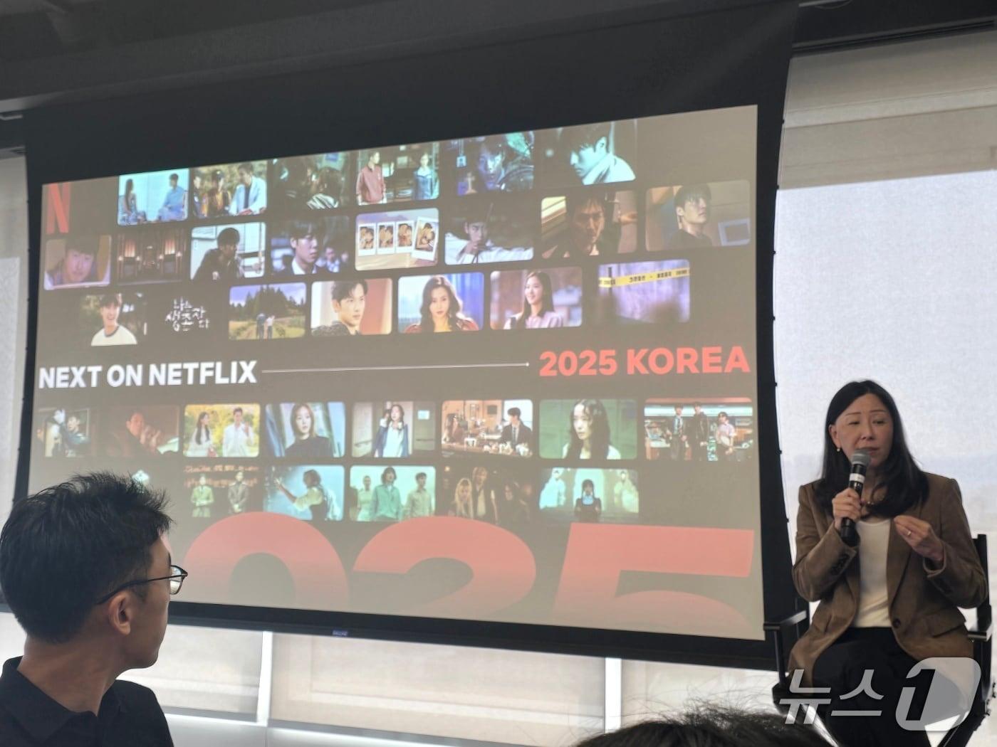 본문 이미지 - 유니스 킴 넷플릭스 최고 프로덕트 책임자(CPO)가 13일 서울 넷플릿스 서울오피스에서 TV 사용자 인터페이스(UI) 개편 배경 등을 설명하고 있다. 2025.06.13 /뉴스1 ⓒNews1 양새롬 기자