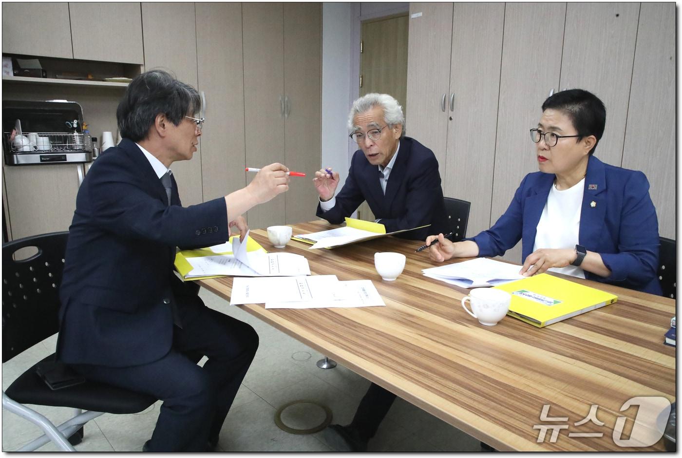 정읍시의회 의원 연구단체 ‘근현대문화유산 재발견 연구회&#40;대표의원 이도형&#41;’는 12일 오후 첫 간담회를 열고 본격적인 연구 활동에 착수했다.&#40;정읍시의회 제공, 재판매 및 DB금지&#41; 