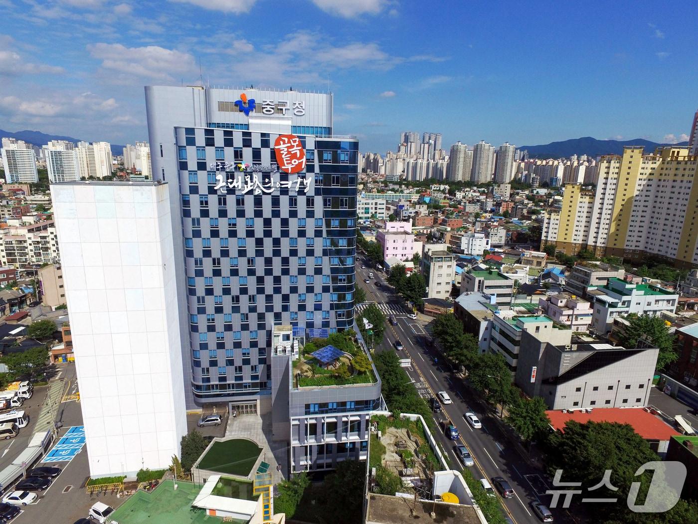 본문 이미지 - 대구 중구는 오는 16일부터 20일까지 '2025년 여름방학 대학생 행정인턴'을 모집한다고 13일 밝혔다. 사진은 중구청 전경. (대구 중구 제공. 재판매 및 DB 금지)/뉴스1