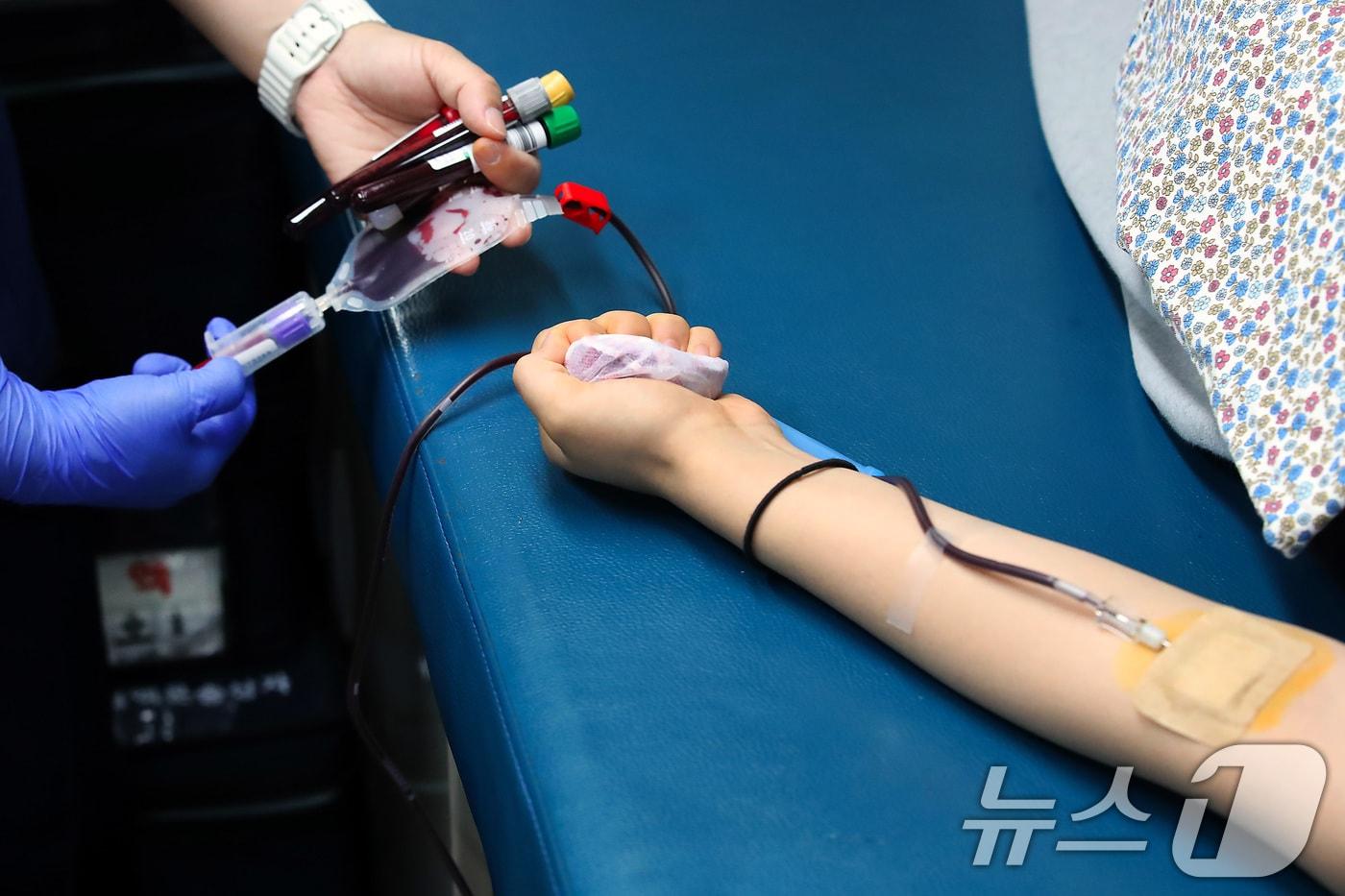 전국 혈액 보유량이 적정 기준인 &#39;5일분 이상&#39;보다 모자란 &#39;3.7일분&#39;까지 떨어지면서 수급 우려가 제기되고 있다. 보건복지부도 자체 헌혈 행사를 열어 각계각층의 관심을 요청했다. &#40;사진은 기사 내용과 무관함&#41; / 뉴스1 ⓒ News1