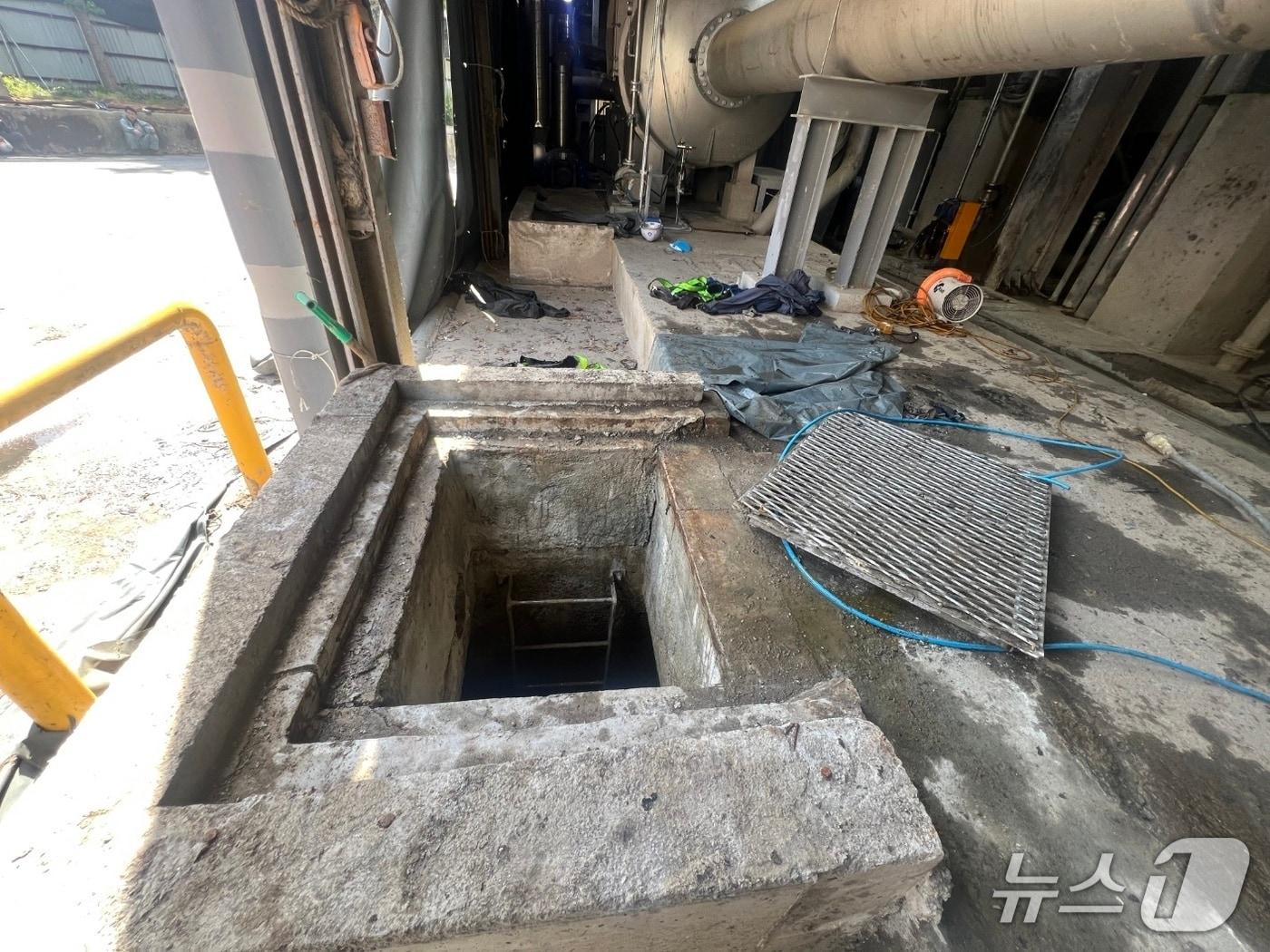 본문 이미지 - 전주 천일제지 맨홀 질식 사고 현장.&#40;전북소방본부 제공. 재판매 및 DB금지&#41;
