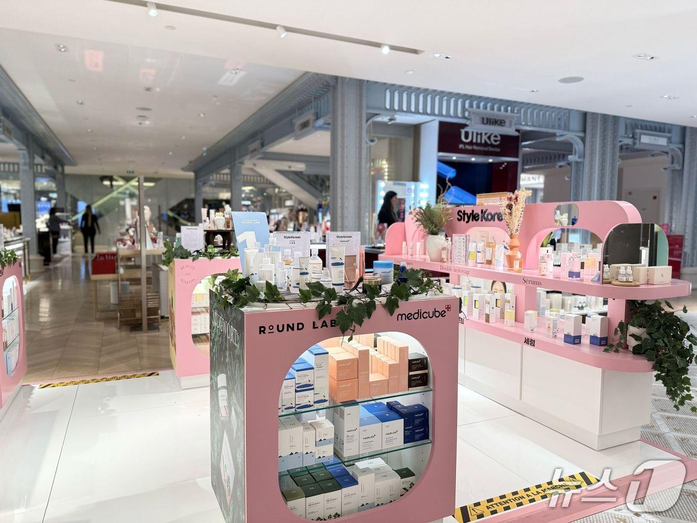 본문 이미지 - 프랑스 파리 사마리텐에 입점한 에이피알 제품 &#40;에이피알 제공&#41;