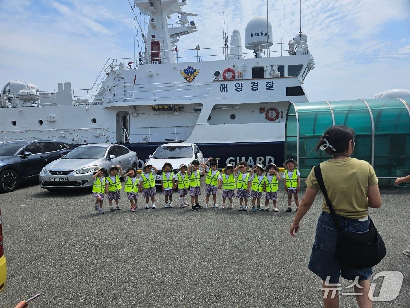 본문 이미지 - 속초해경, 6월 함정 견학의 날 행사 성료.(속초해경 제공, 재판매 및 DB 금지) 2025.6.13/뉴스1