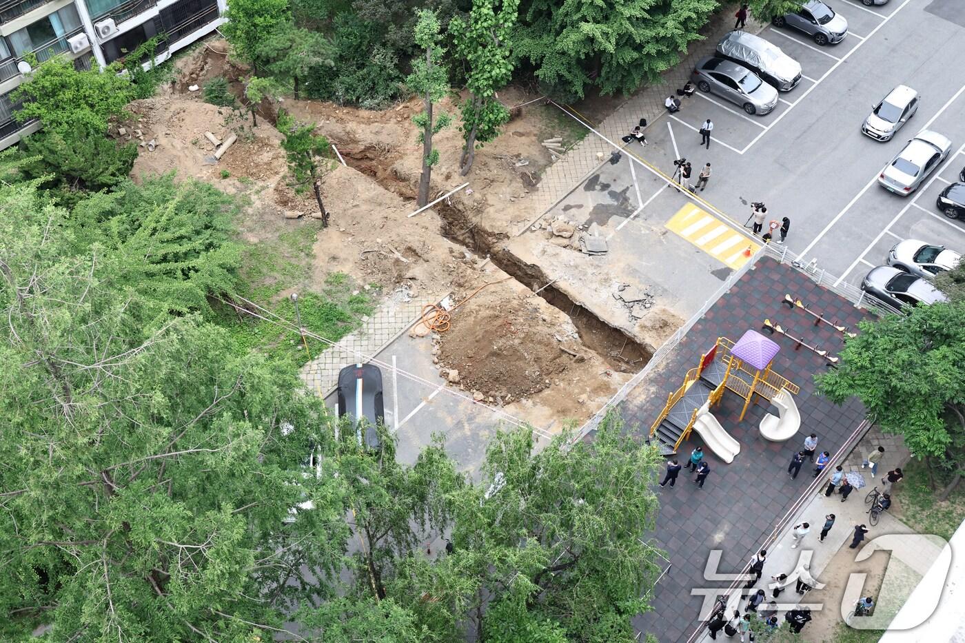 서울 강남구 대치동 은마아파트 내 가스배관 공사현장에서 매몰 사고가 발생해 작업자 2명이 병원에 이송됐다. 2025.6.13/뉴스1 ⓒ News1 민경석 기자